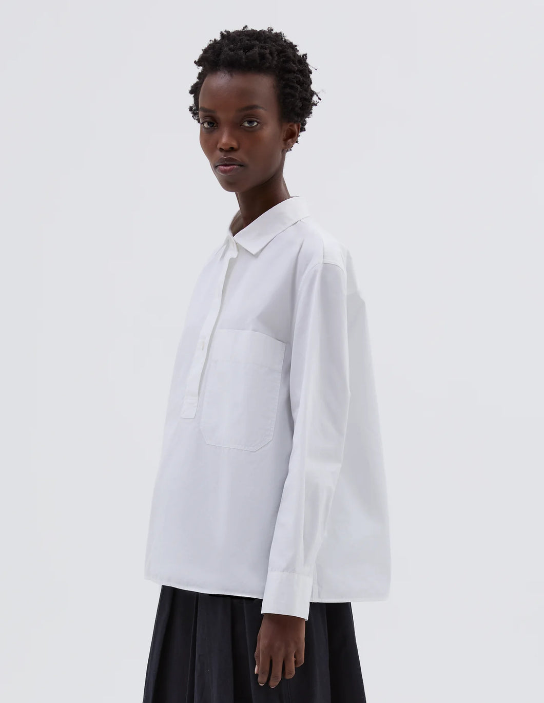 margaret-howell-women-mhl-big-pocket-swing-shirt-compact-cotton-poplin-white-WHSH0509A24LBUWHI